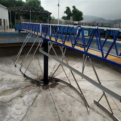 Raspador de lodo giratório